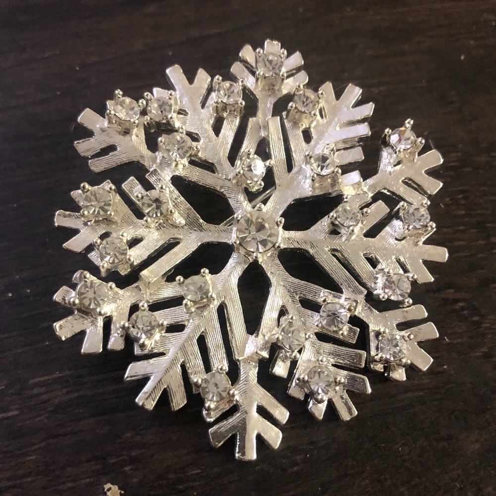 Women's Silver Snowflake Rhinestone Crystal Alloy Brooch Pin For Women